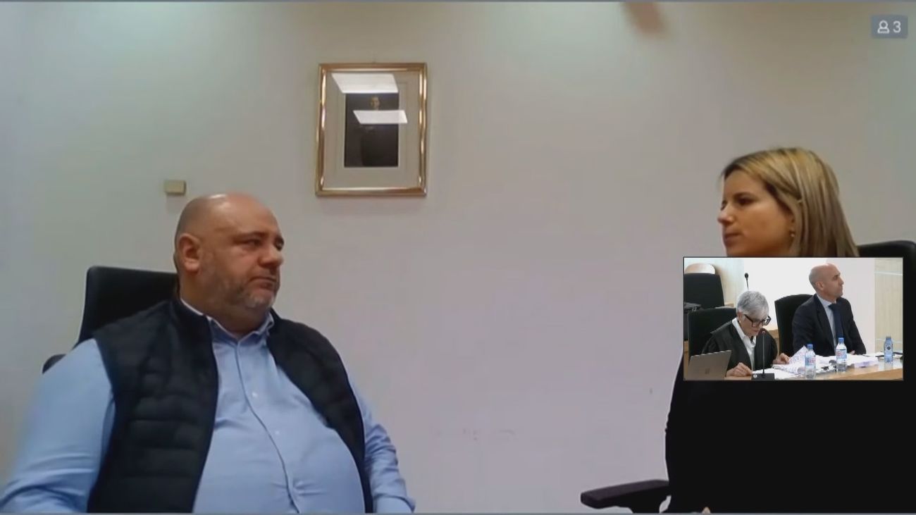 Un perito en lectura de labios encargado por Rubiales asegura que éste dijo: "¿Te puedo dar un besito?"