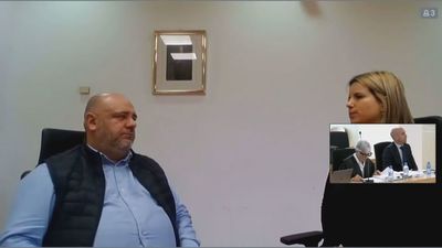 Un perito en lectura de labios encargado por Rubiales asegura que éste dijo: "¿Te puedo dar un besito?"