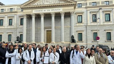 Los sindicatos aplazan la negociación del estatuto marco hasta reunirse con la ministra de Sanidad, Mónica García