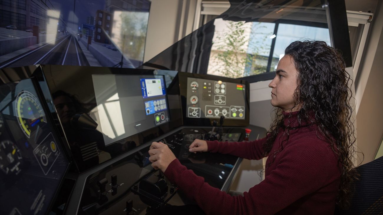 Alumna practicando en el centro de formación de Renfe en la estación de tren de Chamartín