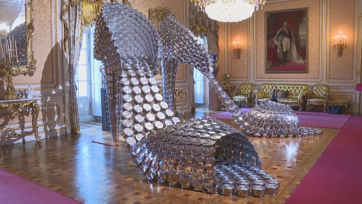 Zapatos de Joana Vasconcelos en el Palacio de Liria / Telemadrid
