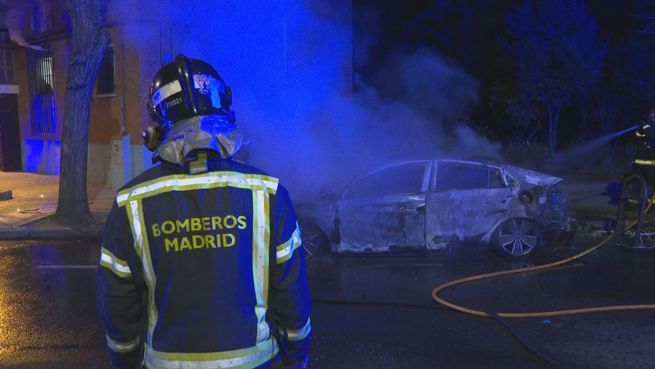 Arde un coche en Entrevías junto a unos contenedores