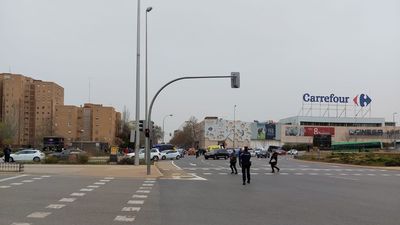 Detenidos un padre y su hijo por agredir a un pandillero de 15 años en una plaza de San Blas