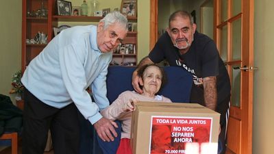 Un hijo entrega 90.000 firmas para que no separen a sus padres con alzhéimer