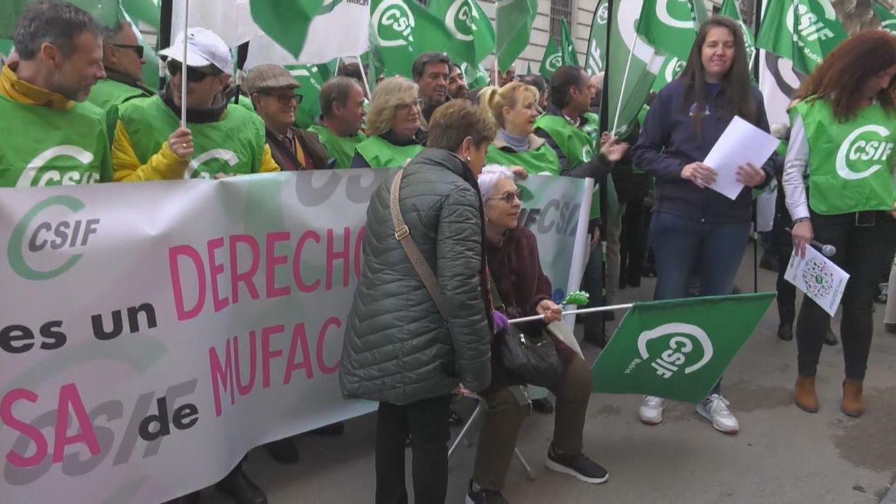 Los funcionarios se manifiestan frente al Ministerio de Hacienda por la crisis de Muface