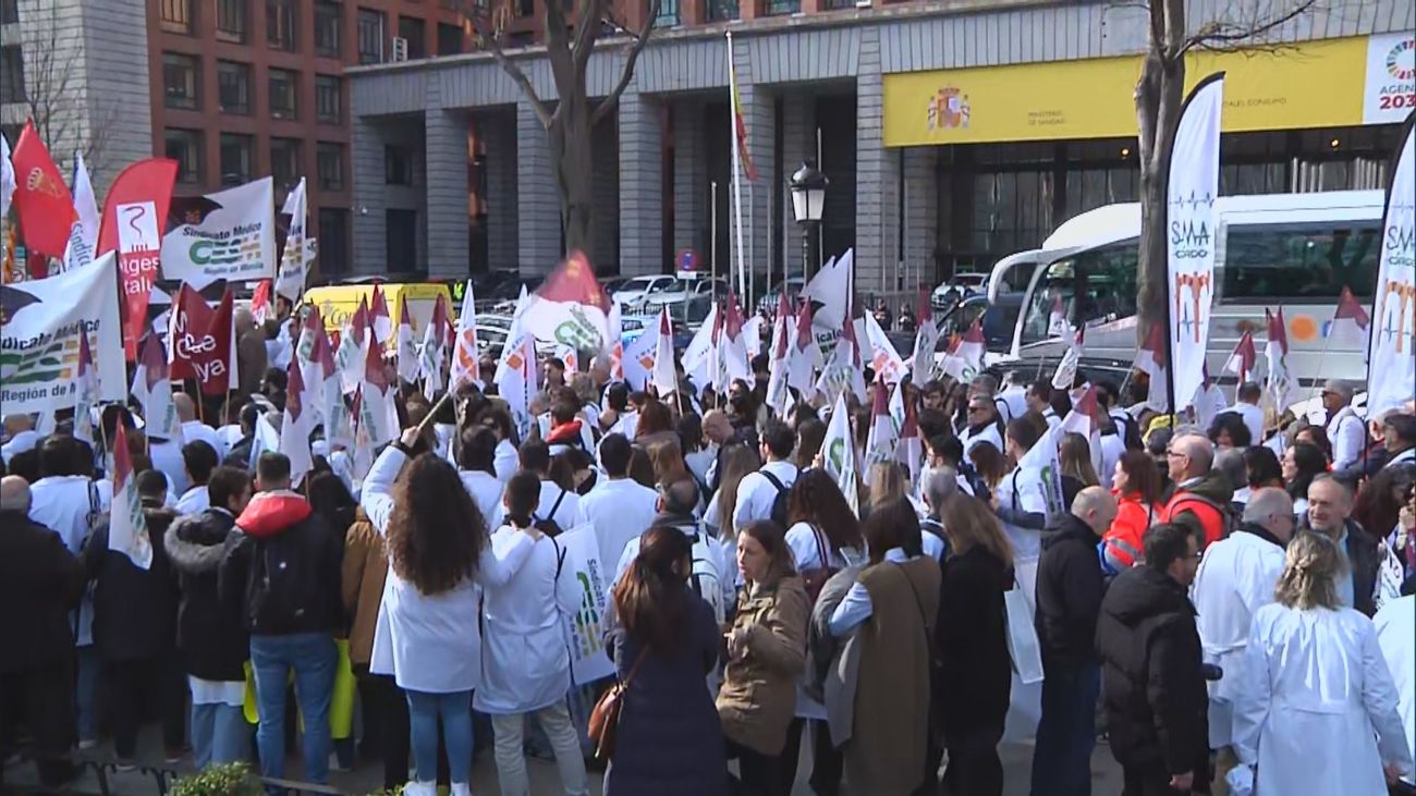 Protesta de sanitarios ante el Ministerio de Sanidad para exigir un estatuto propio