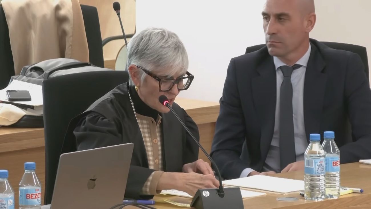 Alegatos finales del juicio a Rubiales: La defensa habla de "consentimiento" y la acusación de "sometimiento"