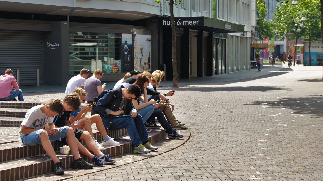 La Asamblea de Madrid vota a favor de prohibir los móviles antes de los 16 años y restringir el acceso a las apps