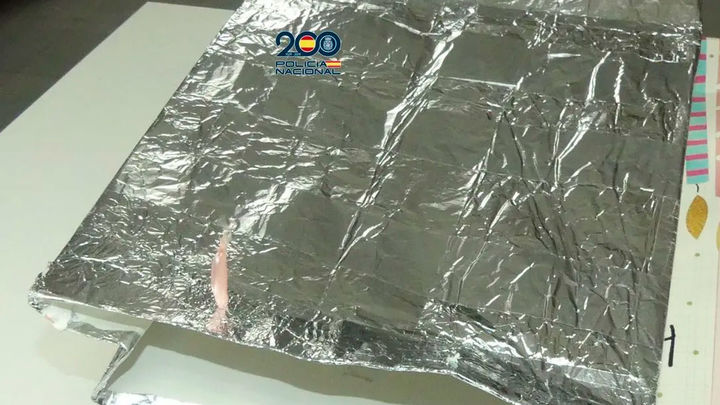 Este es el aspecto de una bolsa de Faraday utilizada por los ladrones para robos en tiendas / Policía Nacional