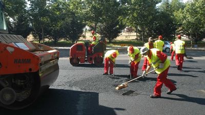 Vecinos de Puente de Vallecas inician la 'operación bache' para reclamar el asfaltado de las calles