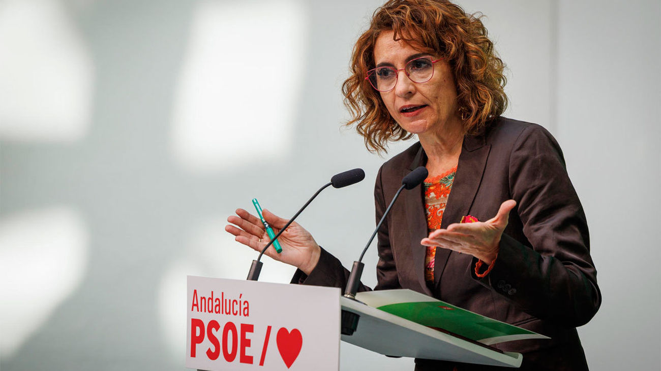 Montero dice que un salario mínimo interprofesional "digno debe tributar" al IRPF