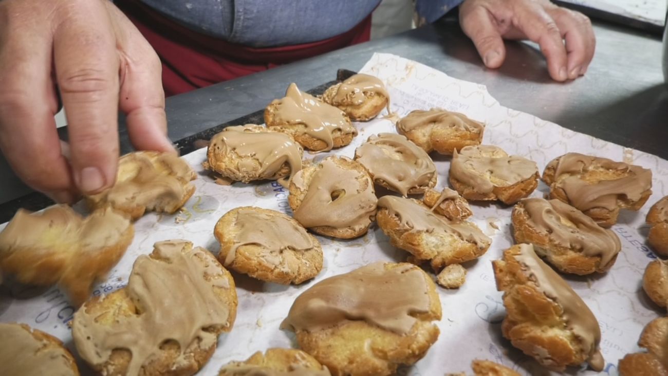 Madrid Directo reparte rosquillas en Callao por sus 7.000 programas