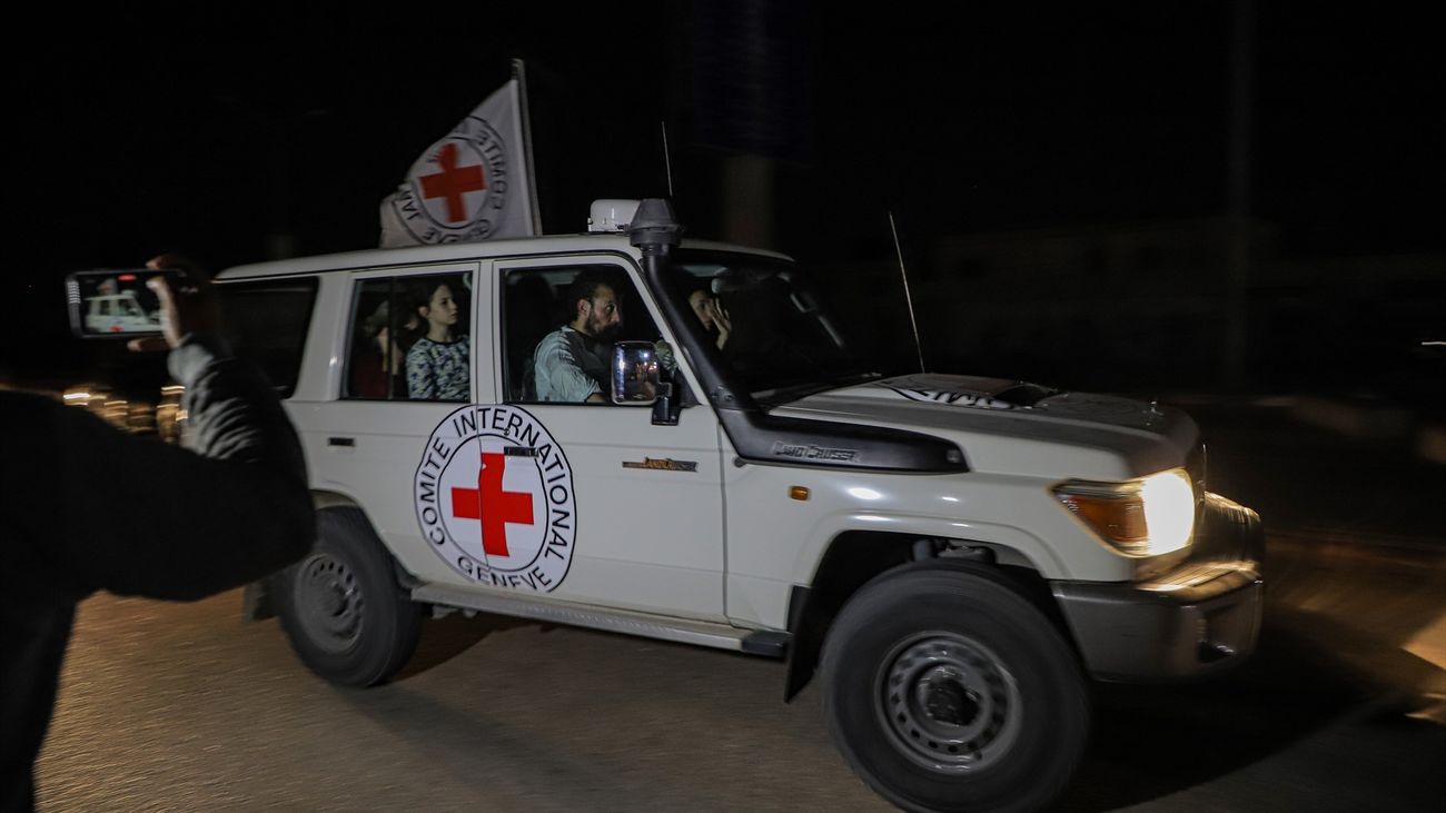 Hamás libera en Gaza a tres rehenes israelíes y los entrega a la Cruz Roja