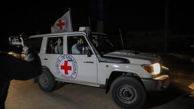 Hamás libera en Gaza a tres rehenes israelíes y los entrega a la Cruz Roja