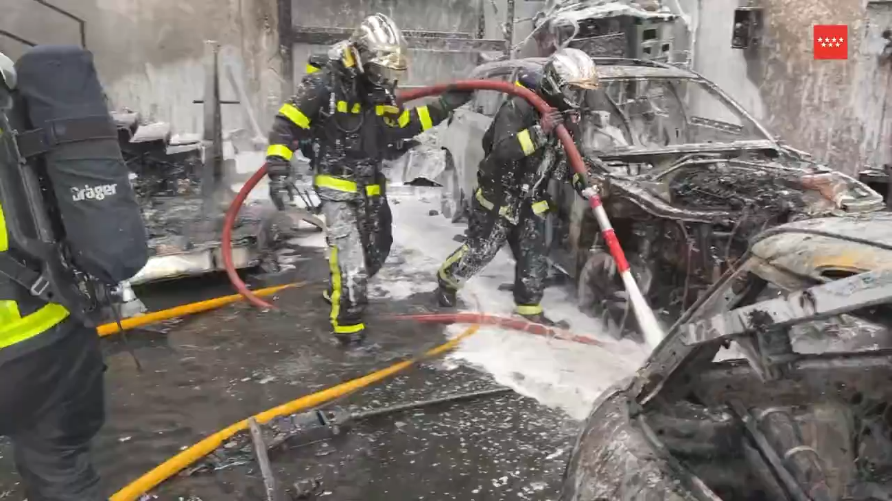 Arden tres coches en el incendio de un taller mecánico en Paracuellos de Jarama