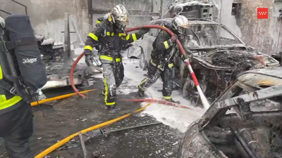 Arden tres coches en el incendio de un taller mecánico en Paracuellos de Jarama