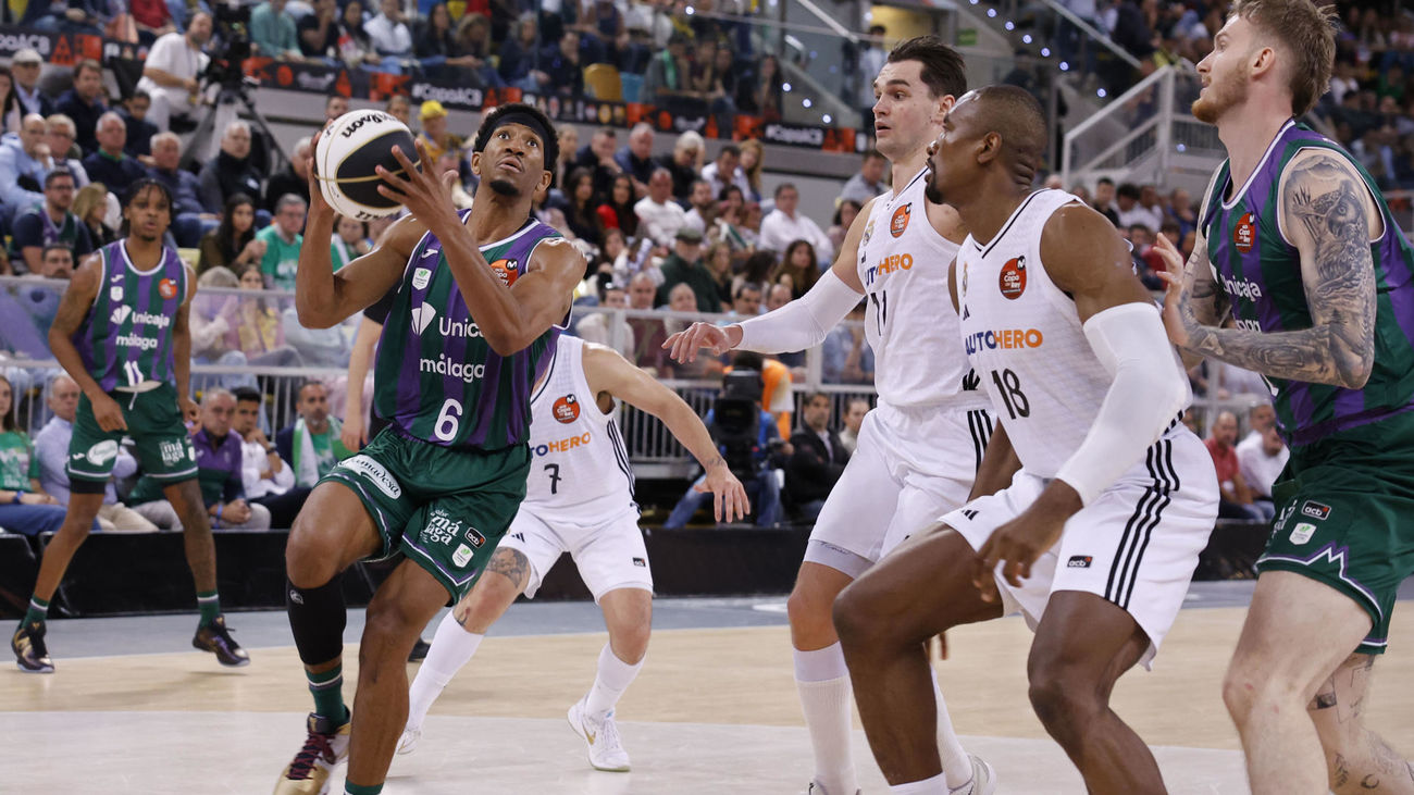 Hezonja e Ibaka y el jugador del Unicaja Taylor