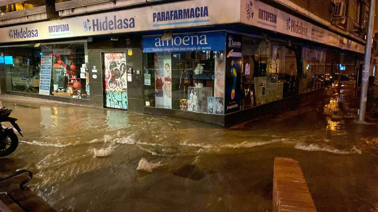 La rotura de una tubería en Avenida de América afecta a varios vehículos y comercios de madrugada