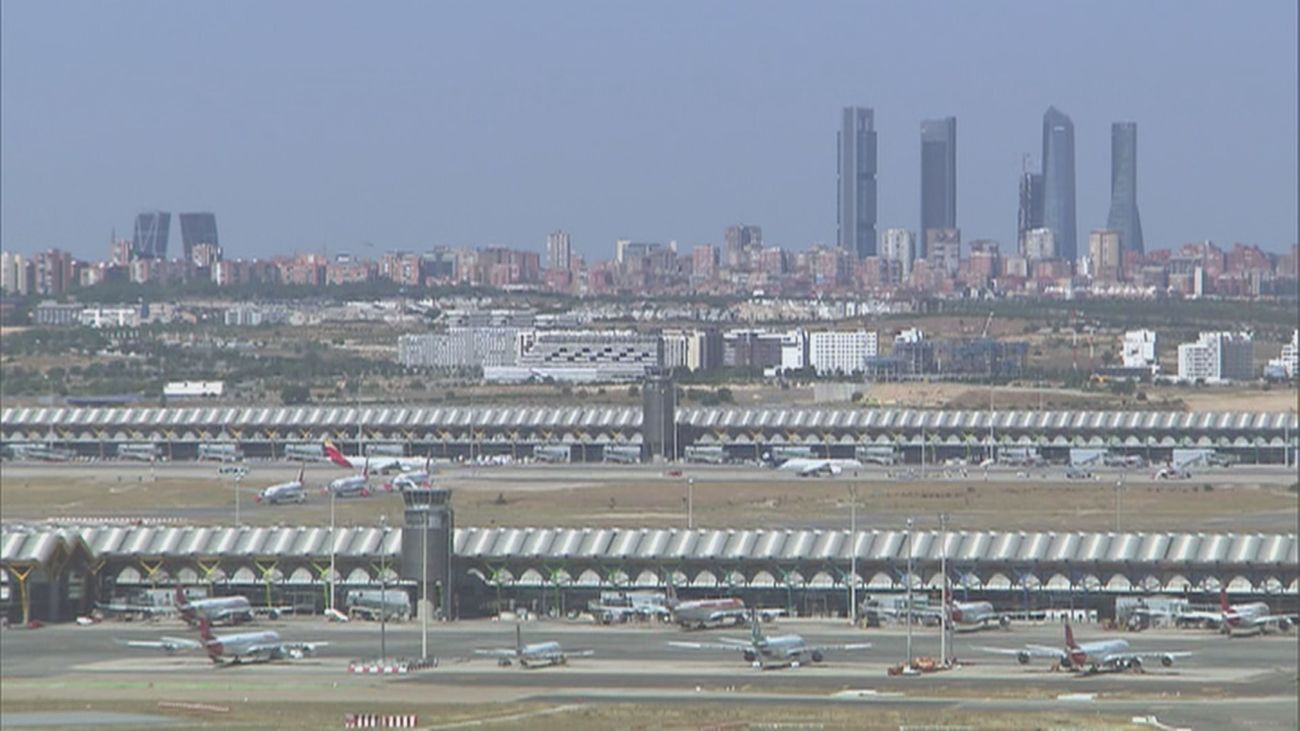 Un vuelo Madrid-Roma aterriza de emergencia en Barajas por una avería: "Nos chocamos contra los asientos delanteros"