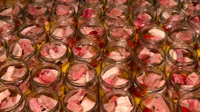 Esta es la artesanal preparación de un cocido madrileño en conserva