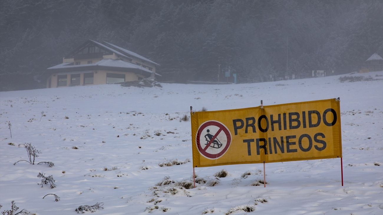 El puerto de Cotos, lleno de basuras en algunas zonas tras el fin de semana