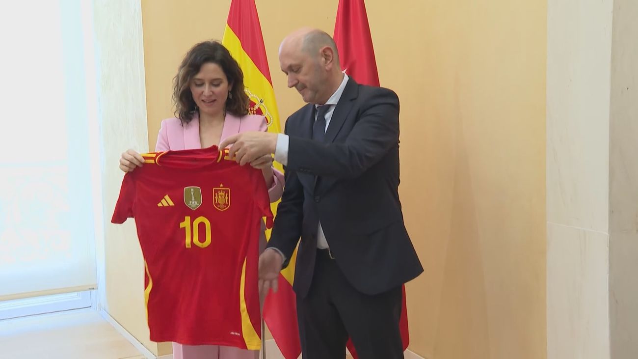 Díaz Ayuso recibe al nuevo presidente de la Real Federación Española de Fútbol