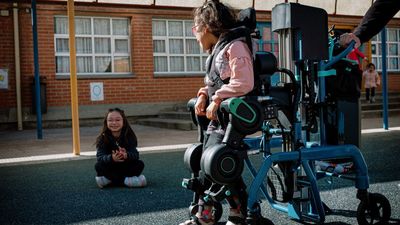 Una niña en silla de ruedas entra caminando a su colegio en Fuenlabrada gracias a un exoesqueleto