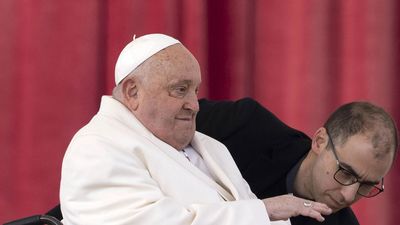 Empeora la salud del Papa, sufre una "neumonía bilateral"