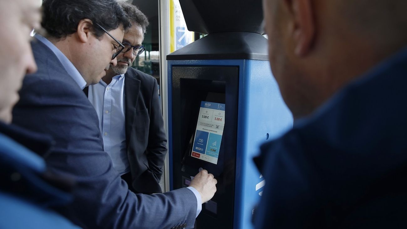La EMT instala nuevos tótems de venta de billetes para la línea exprés al aeropuerto de Barajas