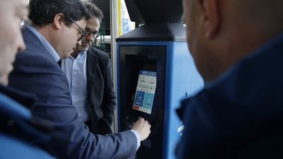 La EMT instala nuevos tótems de venta de billetes para la línea exprés al aeropuerto de Barajas