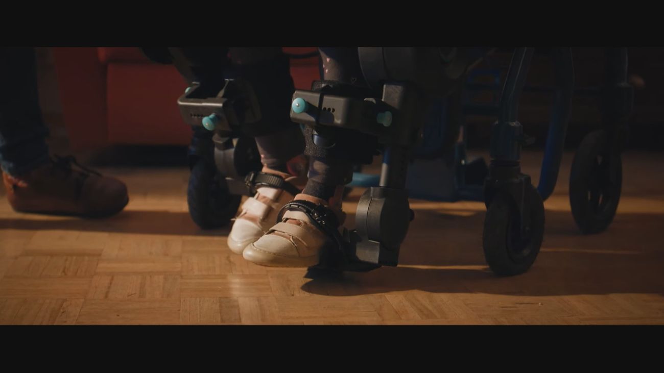 Así es 'Explorer', el exoesqueleto para que los niños con enfermedades neuromusculares vuelvan a andar