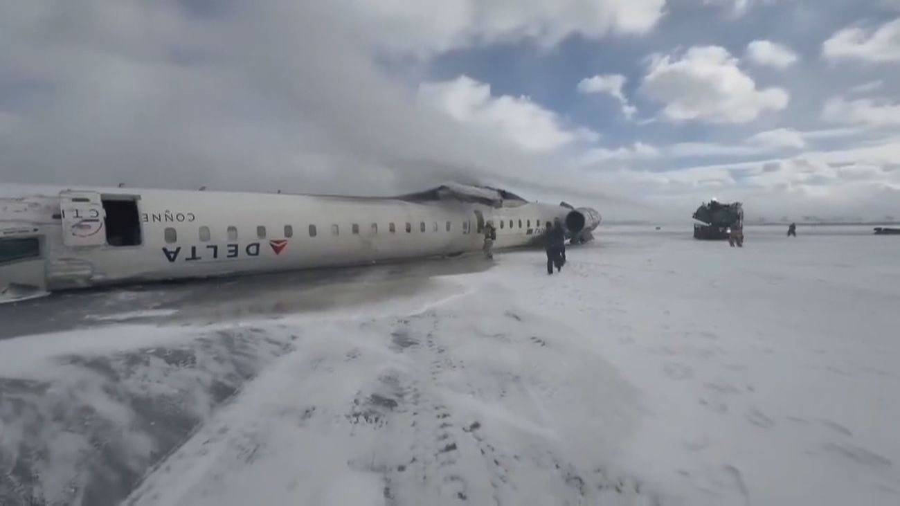 Un avión vuelca al aterrizar en Toronto y deja, al menos, 15 heridos