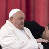 El Papa sigue "estable", bendice las cenizas y telefonea al párroco de Gaza