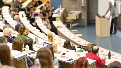 Más de 800 estudiantes de Fuenlabrada percibirán las Universiayudas de hasta 1.000 euros