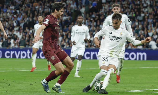 Raúl Asencio ante el Manchester City / EFE