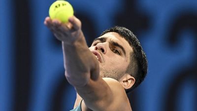 Alcaraz escapa del lío ante Nardi para llegar a cuartos en Doha