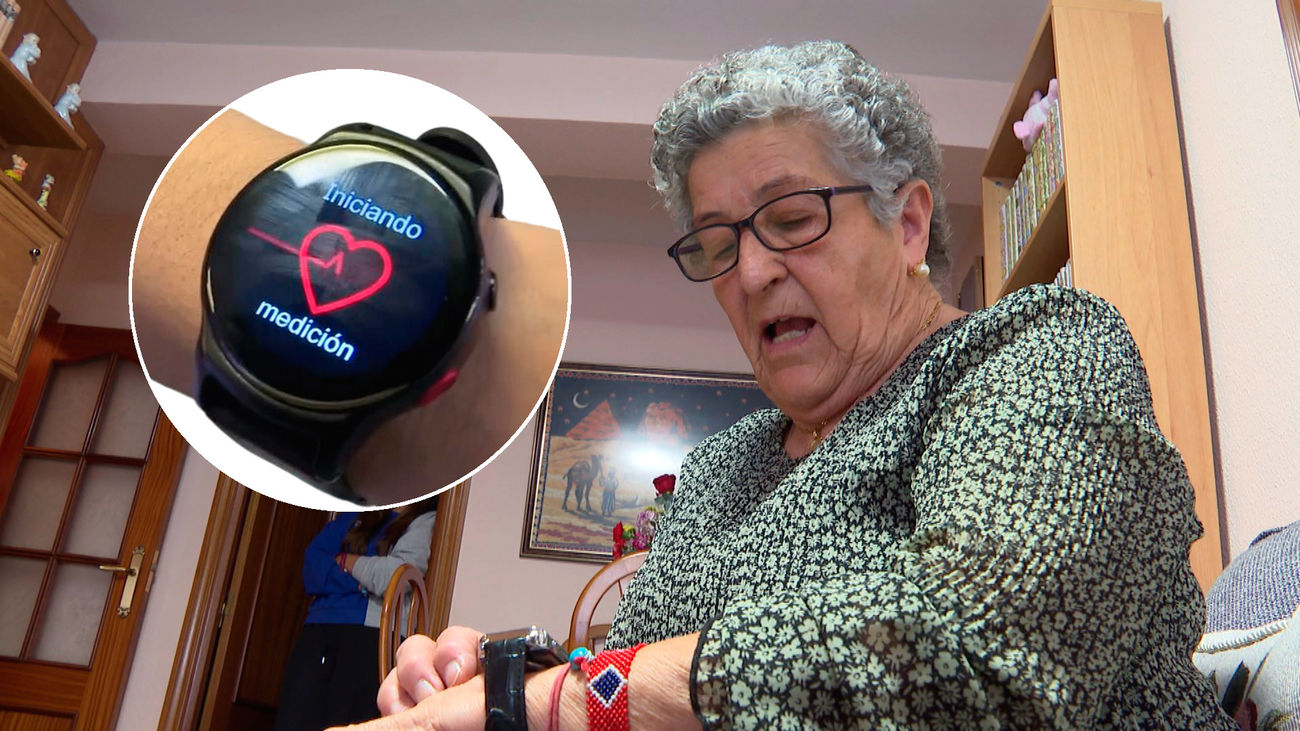 Así funciona el reloj inteligente de teleasistencia para los mayores de Madrid