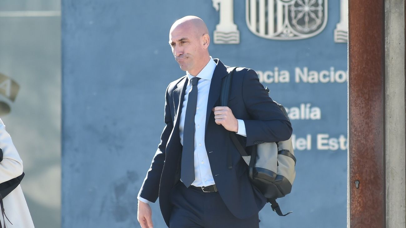 Luis Rubiales, condenado a una multa de 10.800 euros por el beso a Jenni Hermoso