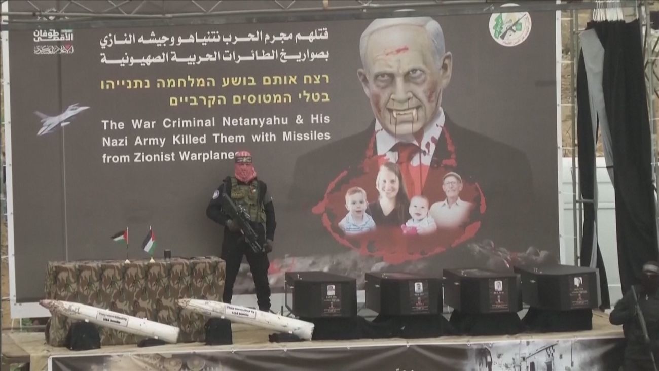 Hamás entrega a Israel los cuerpos de una madre y sus dos hijos, asesinados durante su cautiverio