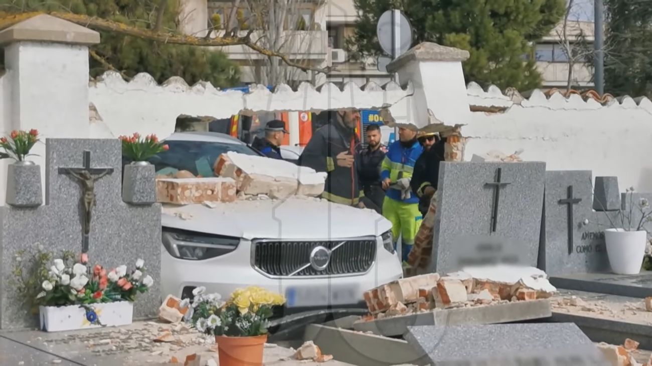 Empotra por error su coche contra el muro del cementerio de Majadahonda y destroza varias lápidas