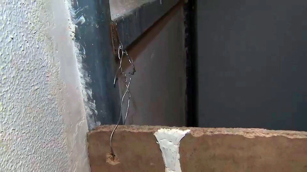 Investigan si un tablero mal asegurado fue la causa de la trágica caída de Rosa y Joaquín en Entrevías