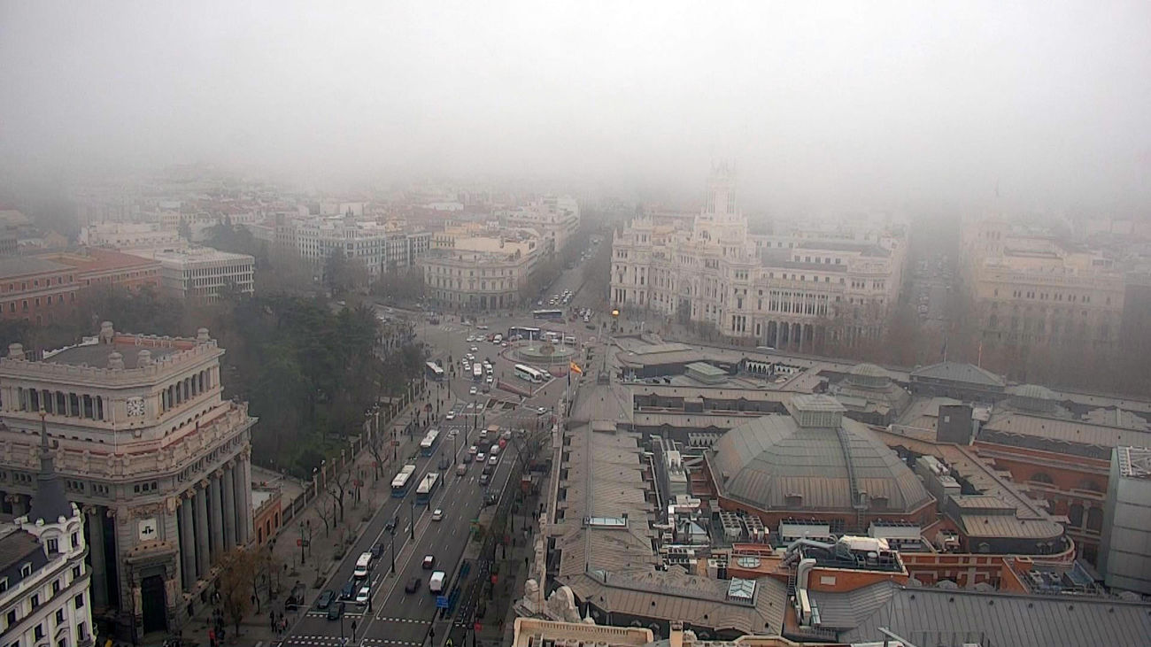 Madrid parece Londres: una densa niebla cubre la capital desde primera hora de la mañana