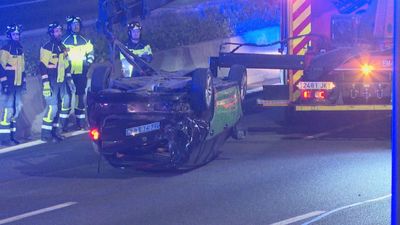 Dos heridos leves al volcar un VTC en la A-2