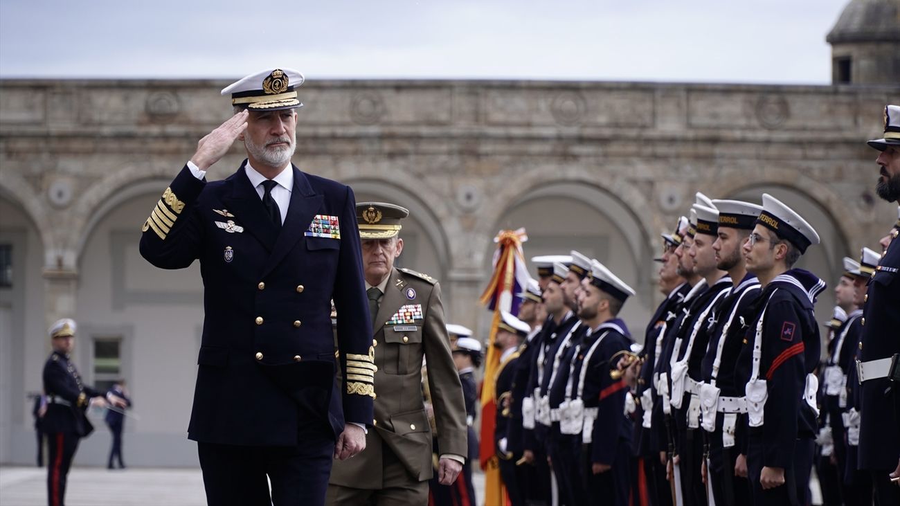 Felipe VI conoce en Ferrol los planes para abrir la ciudad al mar y las fragatas F-110