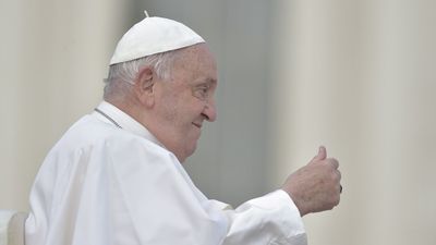 El Papa respira de manera autónoma y su corazón responde bien a los tratamientos