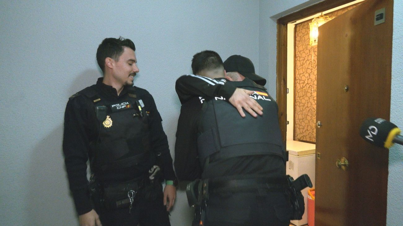 Dos policías nacionales salvan la vida a dos hombres en un incendio en Parla