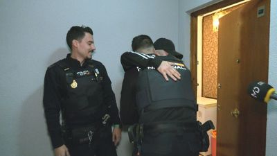 Dos policías nacionales salvan la vida a dos hombres en un incendio en Parla