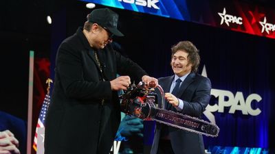 Milei regala una motosierra a Musk como símbolo de los recortes anunciados en EEUU