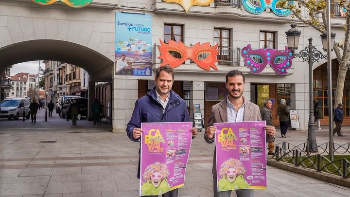 El alcalde de Torrejón, Ignacio Vázquez, posando con el cartel de este año / EUROPA PRESS