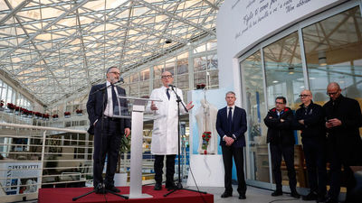 Los médicos que cuidan al Papa dicen que responde bien al tratamiento pero "no está fuera de peligro"